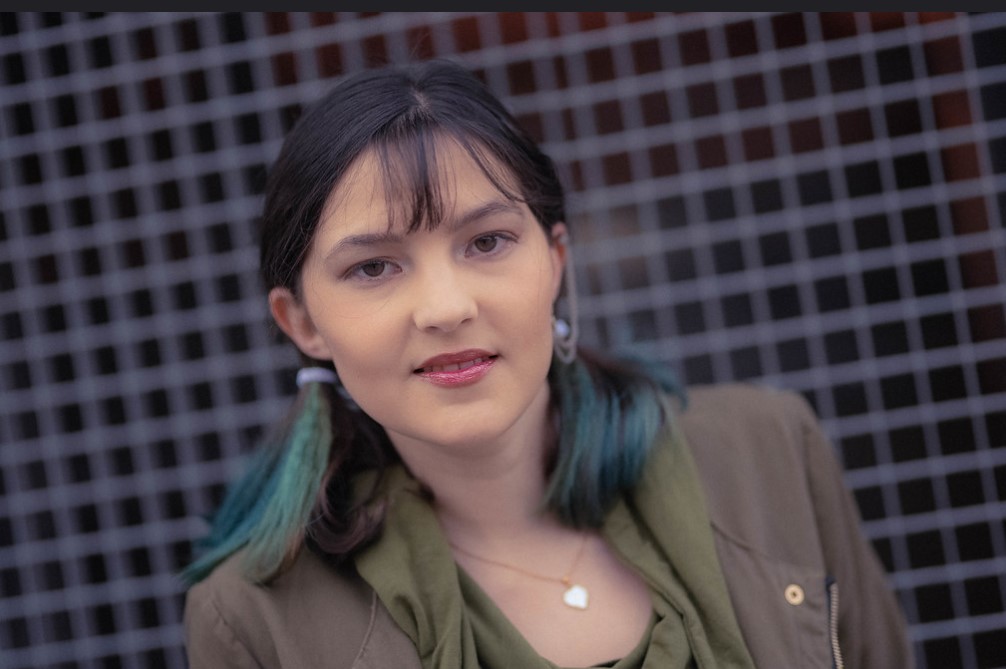 BOGDANA”USASMLJENA SAM I RAZOCARANA ZELIM DRUZENJE I VEZU JAVITE SE”
