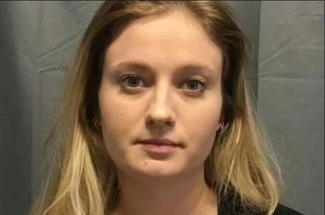 UČITELJICA (26) SLALA UČENIKU (15) GOLE SLIKE: Udata je za ŠEFA POLICIJE, a sve je počelo JEDNOM PORUKOM! (FOTO