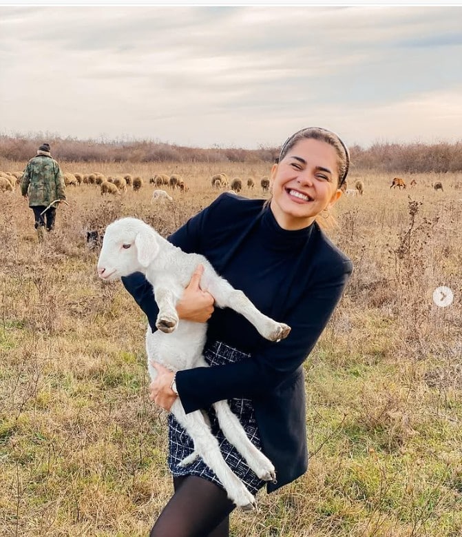 Milica je najlepša devojka sa Kosova i pleni izgledom: Svi je znaju po ulozi u hit seriji, a glumica u opancima muze krave i vozi traktor