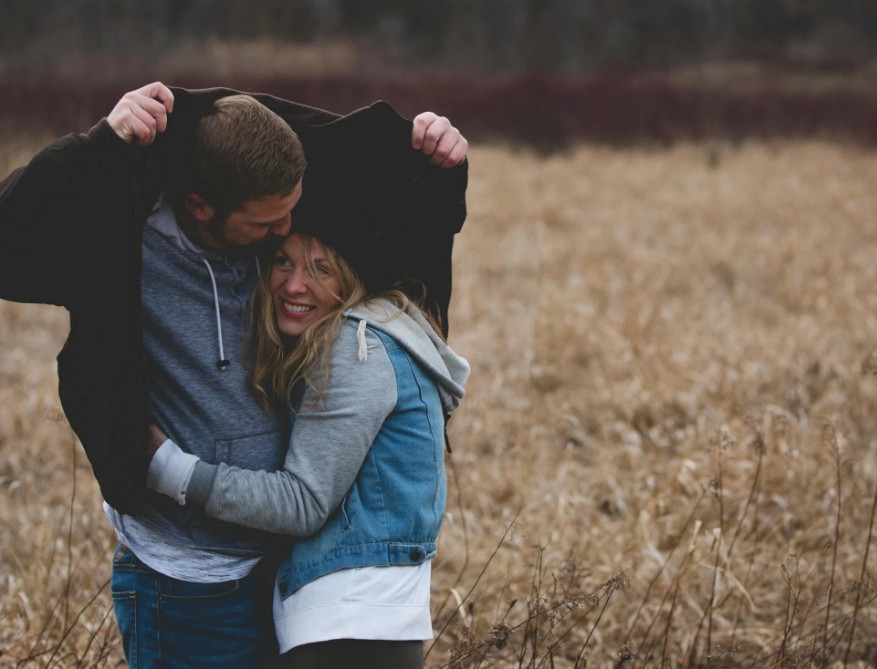 Kako zavesti ženu ONLINE : 10 šarmantnih strategija