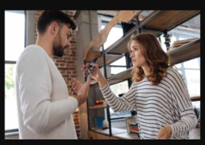 Muž samo sedi na trosedu, a ja mu se u tišini osvetim s komšijom – kad završi, samo se okrene i zaspi